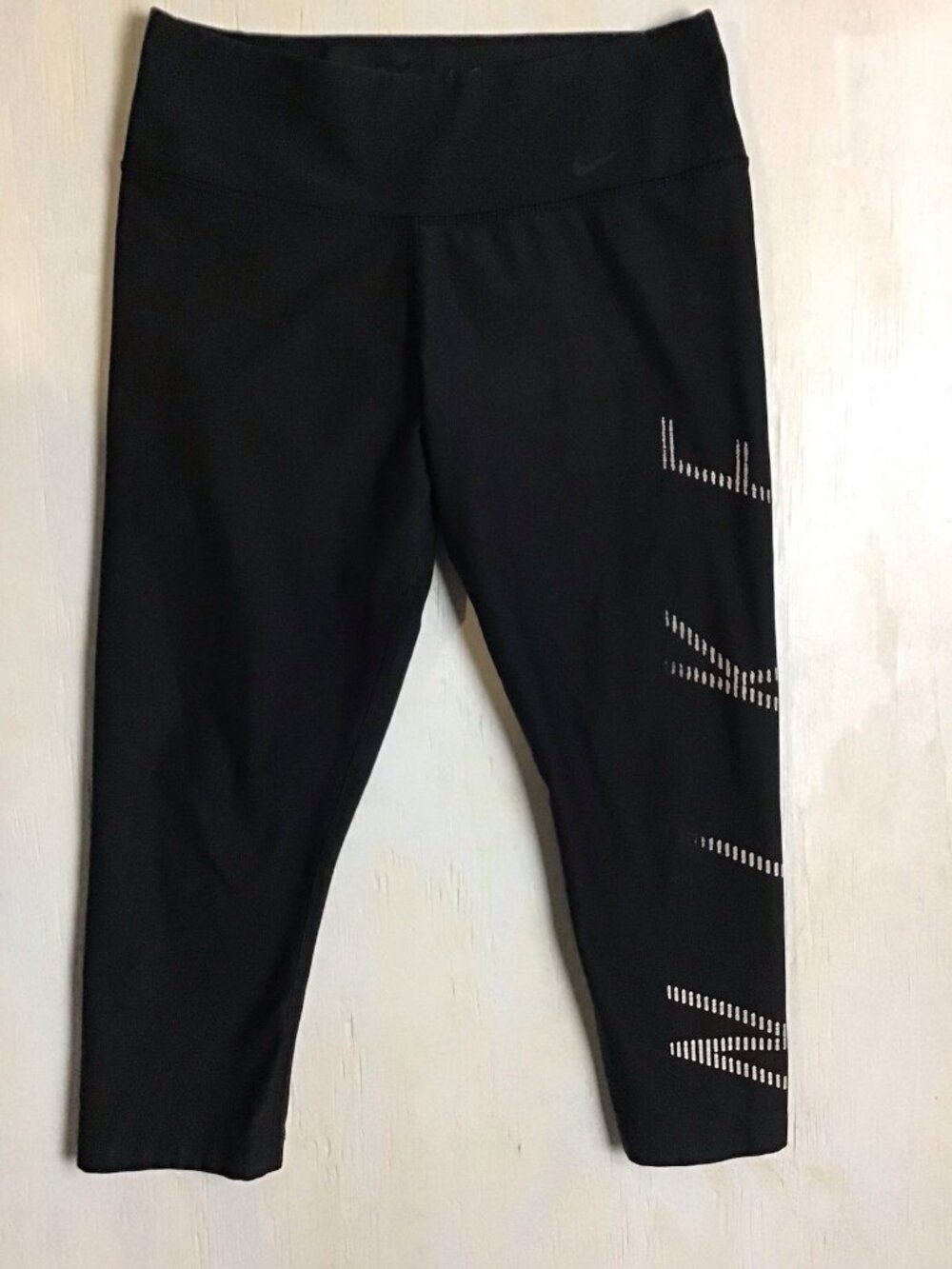 NIKE Dri-Fit Sz S High Waist Capri Crop Black Leggings Spell Out Leg Sz M